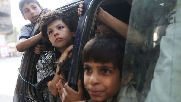 Trẻ em Syria trên đường tới dự lễ Eid al-Fitr ở thị trấn lân cận - Sputnik Việt Nam