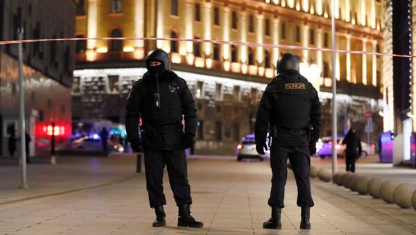Các sĩ quan cảnh sát tại tòa nhà FSB sau vụ nổ súng, Moscow - Sputnik Việt Nam