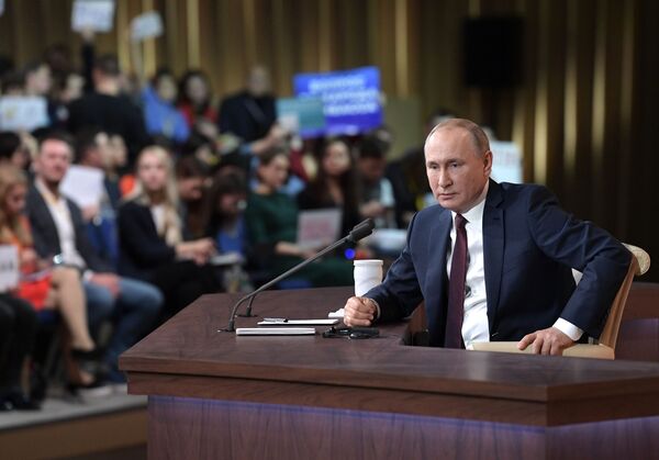 Tổng thống Nga Vladimir Putin trong cuộc họp báo lớn thường niên tại Trung tâm Thương mại Thế giới ở Krasnaya Presnya - Sputnik Việt Nam
