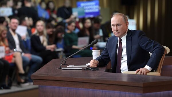 Tổng thống Nga Vladimir Putin trong cuộc họp báo lớn thường niên tại Trung tâm Thương mại Thế giới ở Krasnaya Presnya - Sputnik Việt Nam