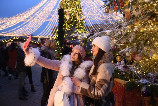 Các cô gái chụp ảnh tại Festival “Chuyến đi Giáng Sinh” trên Quảng trường Manezhnaya ở Moskva - Sputnik Việt Nam