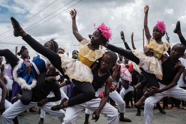 Các thành viên Dự án Elimu biểu diễn tại khu ổ chuột Kiber ở Nairobi, Kenya - Sputnik Việt Nam