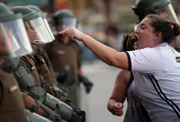 Người phụ nữ la mắng cảnh sát Chile - Sputnik Việt Nam