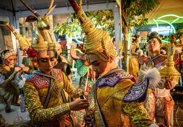 Các vũ công Thái Lan trong trang phục dân tộc chuẩn bị biểu diễn - Sputnik Việt Nam