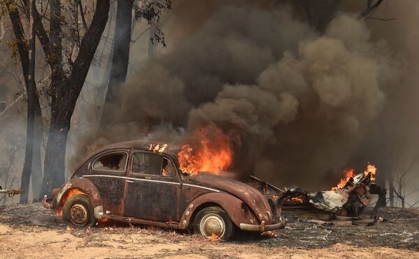 Chiếc ô tô bị cháy do cháy rừng ở Úc - Sputnik Việt Nam