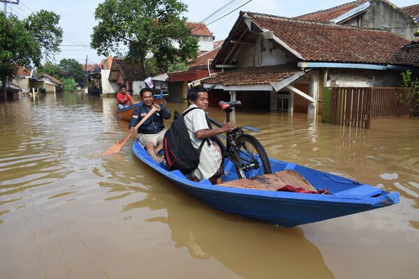 Người dân trên con đường ngập nước ở Dayeuhkolot, Indonesia - Sputnik Việt Nam