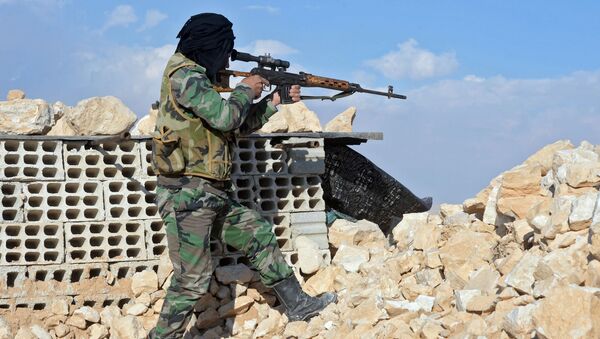 Chiến binh phong trào “Hezbollah” trên trận địa tiền tiêu của Quân đội Ả Rập Syria (SAA) gần tuyến đường từ Homs đến Palmyra. - Sputnik Việt Nam