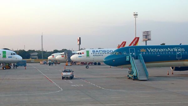 Máy bay của các hãng hàng không Việt Nam chuẩn bị đón khách tại sân bay Nội Bài.  - Sputnik Việt Nam