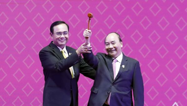 Thủ tướng Nguyễn Xuân Phúc nhận búa Chủ tịch ASEAN từ Thủ tướng Thái Lan Prayuth Chan-o-cha - Sputnik Việt Nam