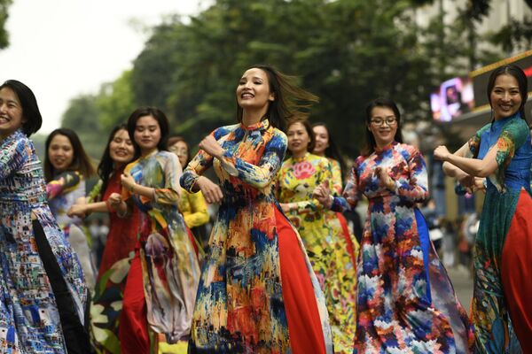 Các cô gái mặc áo dài nhảy múa ở trung tâm Hà Nội - Sputnik Việt Nam