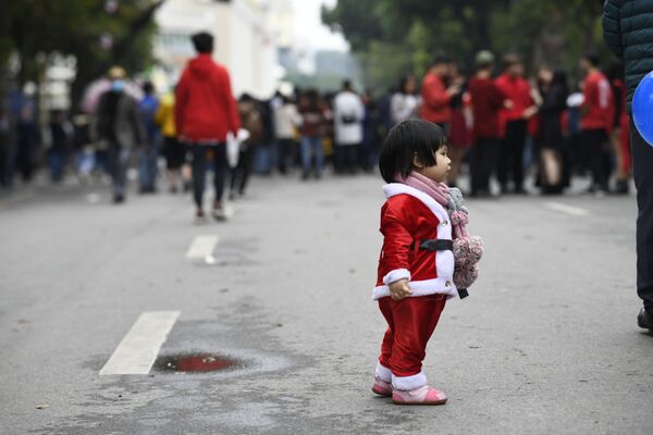 Em bé mặc trang phục ông già Noel ở trung tâm Hà Nội - Sputnik Việt Nam