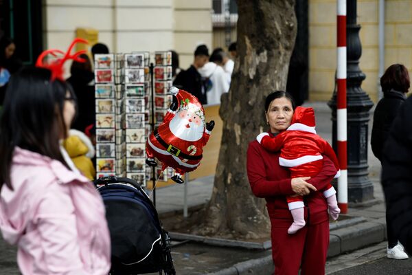 Bà cụ với em bé trong trang phục ông già Noel - Sputnik Việt Nam