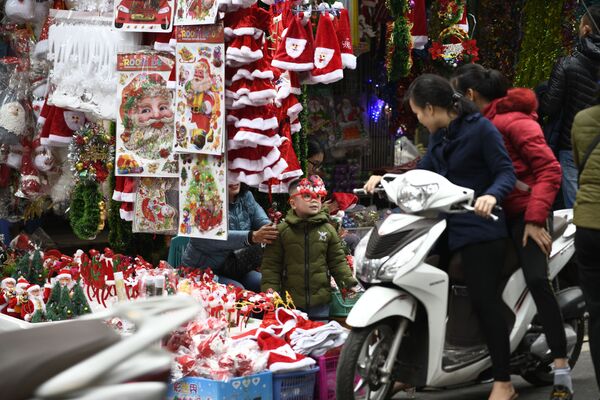 Cảnh mua bán đồ trang trí Giáng sinh và quà lưu niệm trên đường phố Hà Nội - Sputnik Việt Nam