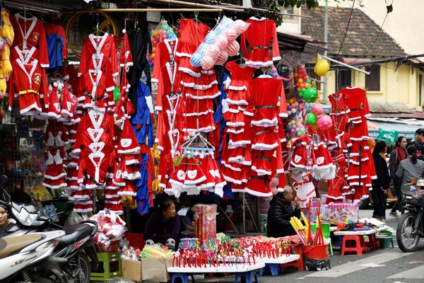 Cảnh mua bán đồ trang trí Giáng sinh và quà lưu niệm trên đường phố Hà Nội - Sputnik Việt Nam