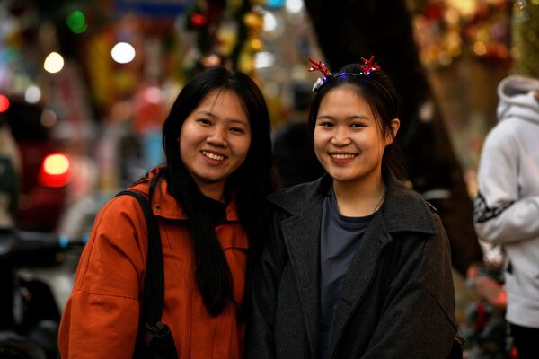 Người qua đường trên đường phố Hà Nội vào đêm trước Giáng sinh - Sputnik Việt Nam