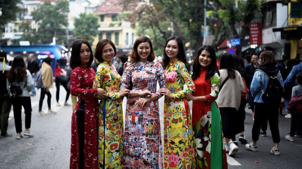 Các cô gái mặc áo dài ở trung tâm Hà Nội - Sputnik Việt Nam