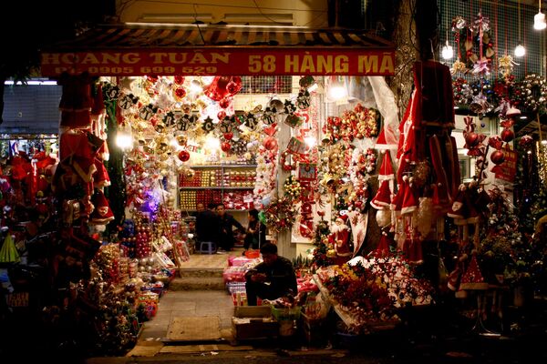 Mua bán đồ trang trí Giáng sinh và quà lưu niệm trên đường phố Hà Nội - Sputnik Việt Nam