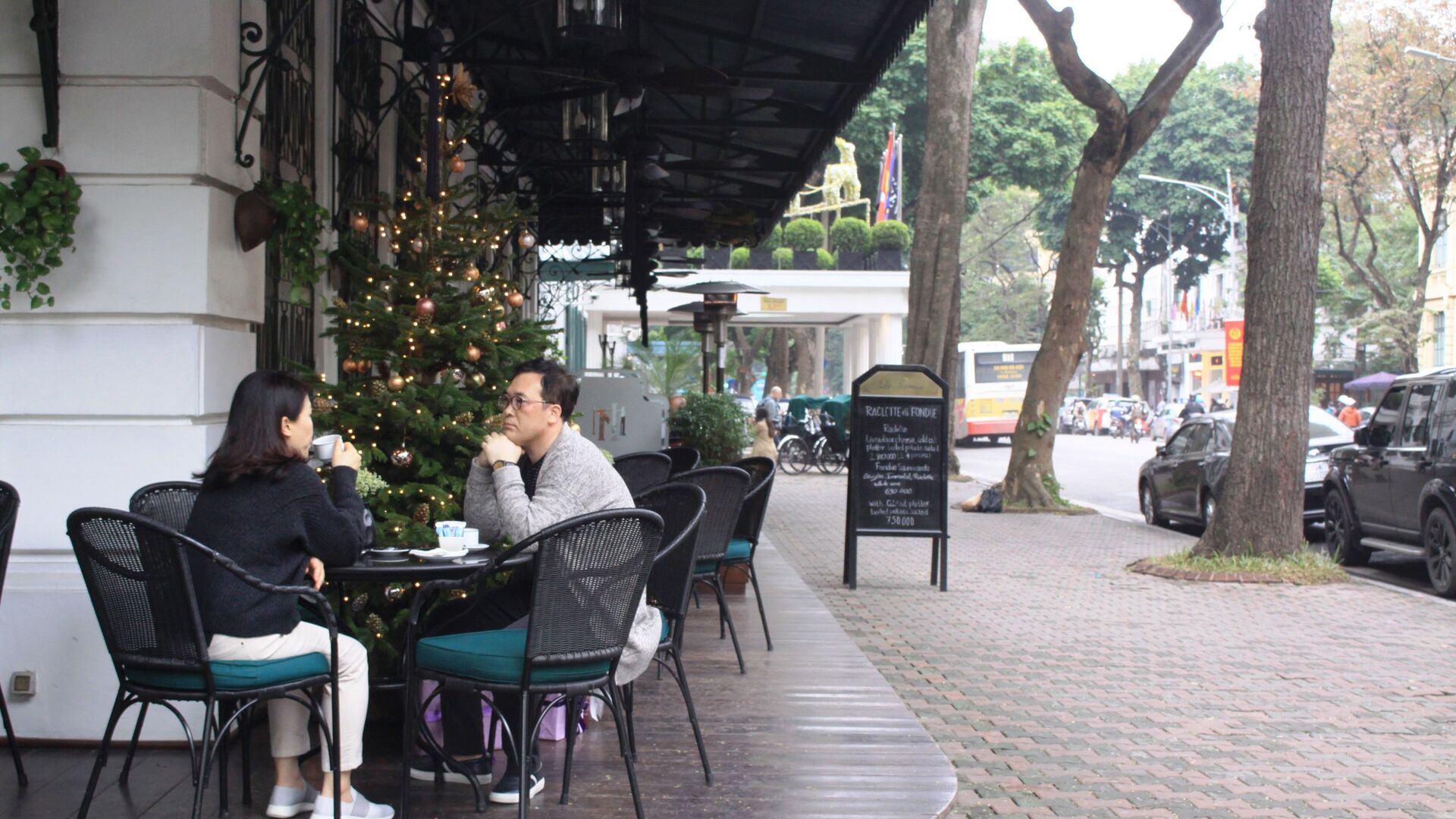 Khách du lịch uống cà phê trong nhà hàng của khách sạn Metropol trước đêm Giáng sinh ở Hà Nội - Sputnik Việt Nam, 1920, 25.11.2023