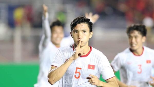 Đoàn Văn Hậu ăn mừng bàn thắng thứ 3 vào lưới đội Indonesia.  - Sputnik Việt Nam