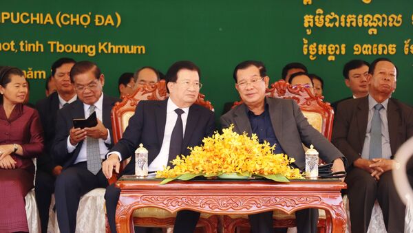 Thủ tướng Vương quốc Campuchia Hun Sen và Phó Thủ tướng Chính phủ Việt Nam Trịnh Đình Dũng tại Lễ khánh thành, bàn giao chợ biên giới kiểu mẫu cho chính quyền Campuchia.  - Sputnik Việt Nam