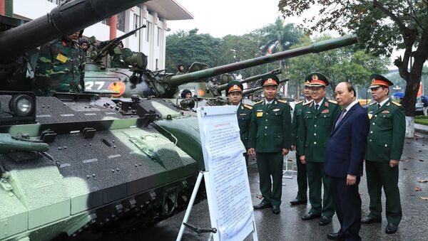 Thủ tướng Nguyễn Xuân Phúc và các đại biểu xem trưng bày vũ khí và khí tài. - Sputnik Việt Nam