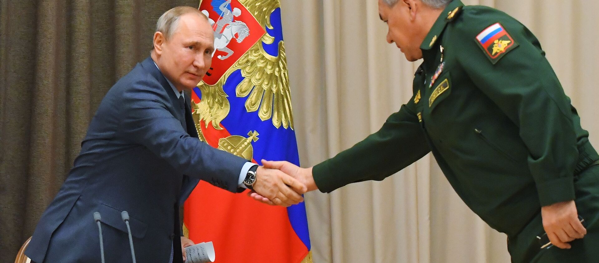 Tổng thống Nga Vladimir Putin và bộ trưởng Bộ Quốc phòng Liên bang Nga Sergey Shoigu. - Sputnik Việt Nam, 1920, 24.12.2019