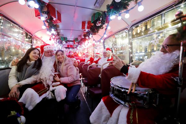 Các nhạc sĩ hóa trang thành ông già Noel trên xe buýt ở Saint Petersburg - Sputnik Việt Nam