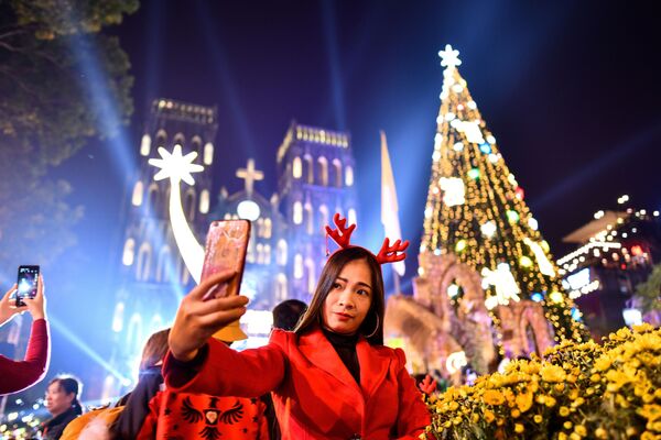 Cô gái chụp ảnh selfie trong đêm Giáng sinh tại Việt Nam - Sputnik Việt Nam