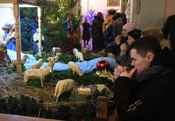 Các tín đồ trong Thánh lễ Giáng sinh tại Belarus - Sputnik Việt Nam