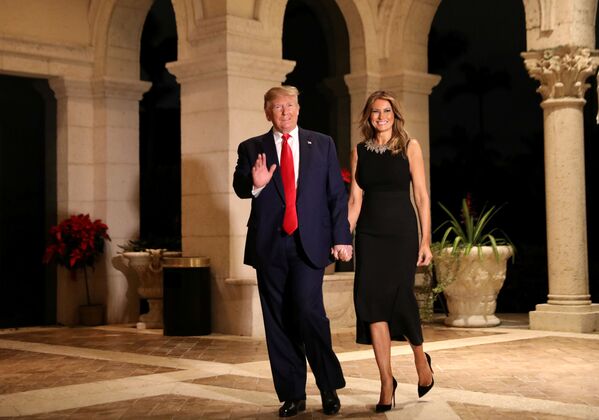 Tổng thống Mỹ Donald Trump cùng phu nhân Melania tại tiệc Giáng sinh ở Florida - Sputnik Việt Nam