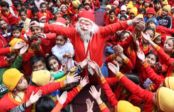 Cô gái mặc trang phục ông già Noel tặng quà cho trẻ em ở Ấn Độ - Sputnik Việt Nam