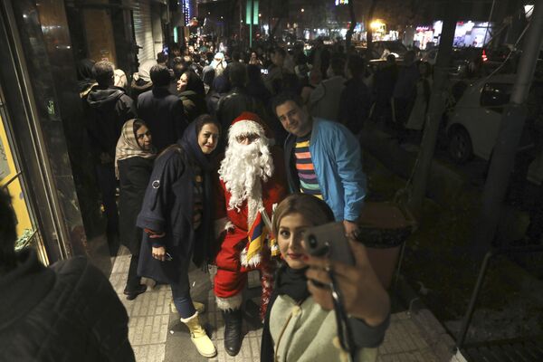  Người dân chụp ảnh với ông già Noel ở Tehran - Sputnik Việt Nam