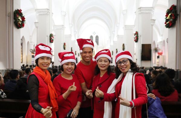 Người dân Hà Nội đón mừng Giáng sinh tại Nhà thờ Hàm Long - Sputnik Việt Nam