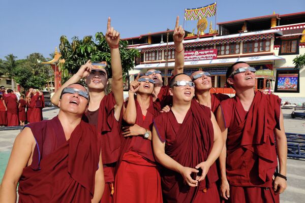 Các nhà sư quan sát nhật thực tại tu viện Gaden, vùng Teginkopp, Tây Tạng, Ấn Độ - Sputnik Việt Nam
