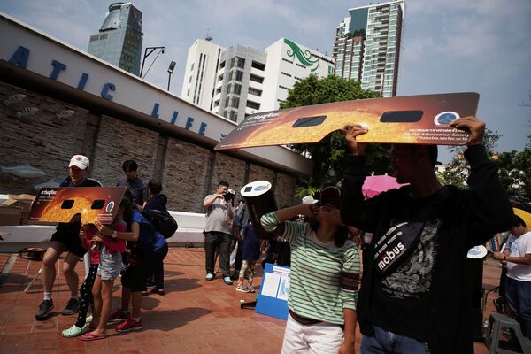 Người dân quan sát nhật thực ở Bangkok, Thái Lan - Sputnik Việt Nam
