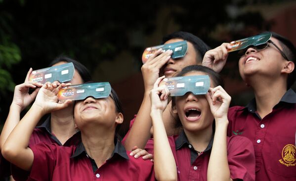 Học sinh quan sát nhật thực tại trường Santiratwitthayalai ở Bangkok, Thái Lan - Sputnik Việt Nam