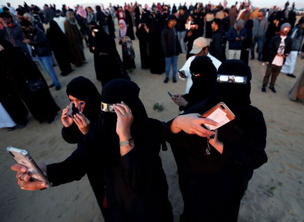 Phụ nữ quan sát nhật thực ở Hofuf, Ả Rập Saudi - Sputnik Việt Nam