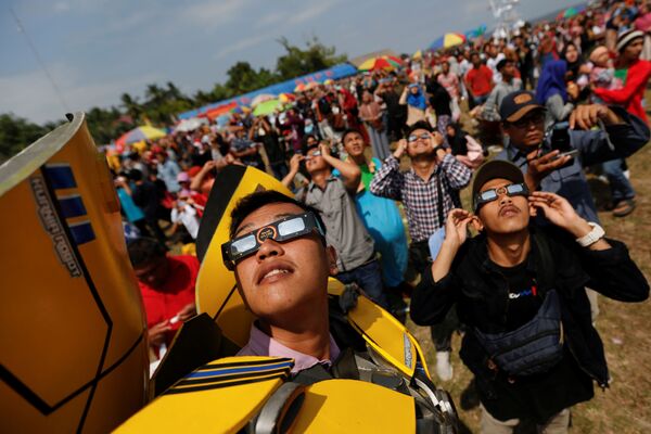 Mọi người quan sát nhật thực ở Siak, Indonesia - Sputnik Việt Nam