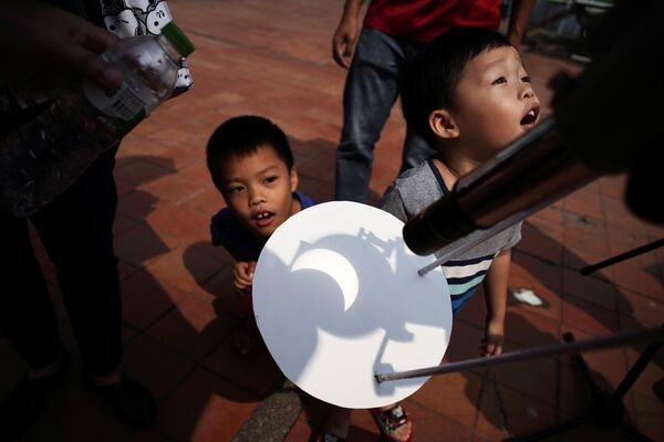 Trẻ em quan sát nhật thực tại Trung tâm Giáo dục và Khoa học Bangkok - Sputnik Việt Nam