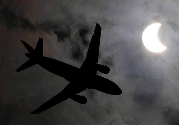 Máy bay trên nền hiện tượng nhật thực ở Bangkok - Sputnik Việt Nam