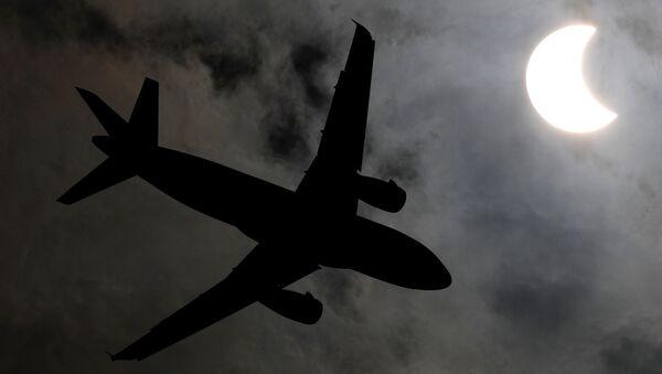Máy bay trên nền hiện tượng nhật thực ở Bangkok - Sputnik Việt Nam
