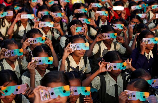 Trẻ em đeo kính quan sát nhật thực ở thành phố Ahmedabad, Ấn Độ - Sputnik Việt Nam