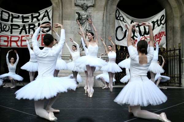 Các vũ công Opera Paris biểu diễn trước Cung điện Garnier - Sputnik Việt Nam