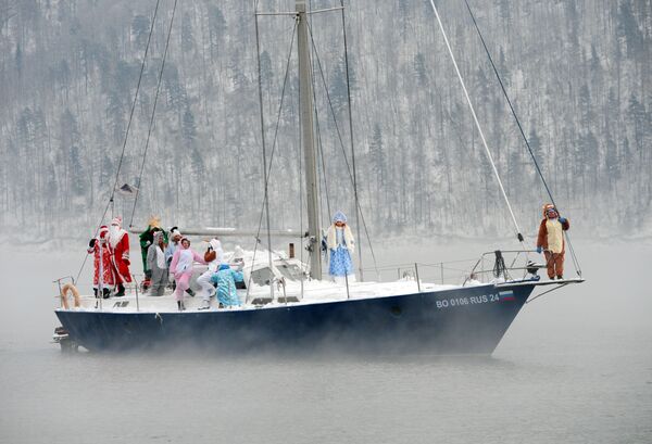Các thành viên câu lạc bộ du thuyền trên sông Yenisei mặc trang phục lễ hội mừng kết thúc mùa du thuyền 2019 và Năm mới sắp tới  - Sputnik Việt Nam