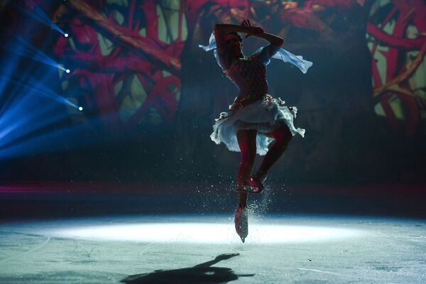 Vận động viên trượt băng nghệ thuật Alina Zagitova biểu diễn trong chương trình ở Moskva - Sputnik Việt Nam
