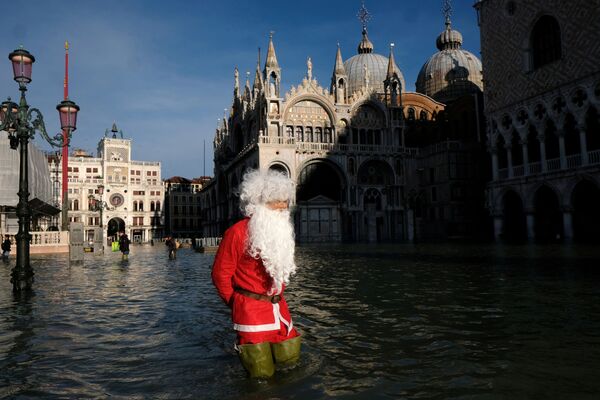 Người đàn ông trong trang phục ông già Noel ở Quảng trường Thánh Mark ở Venice, Ý - Sputnik Việt Nam