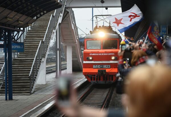 Đoàn tàu Tavria chạy tuyến St. Petersburg-Sevastopol vào ga Sevastopol - Sputnik Việt Nam