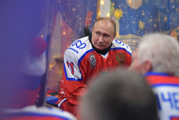 Tổng thống Nga Vladimir Putin trong giờ giải lao giải giao hữu Năm mới của Liên đoàn khúc côn cầu đêm, tại sân băng trên Quảng trường Đỏ - Sputnik Việt Nam