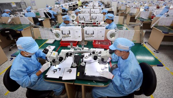 Dây chuyền sản xuất, kiểm tra các bản mạch điện tử dạng dẻo, nhiều lớp tích hợp của Công ty TNHH Young Poong Electronics VINA tại khu công nghiệp Bình Xuyên II (Vĩnh Phúc). - Sputnik Việt Nam