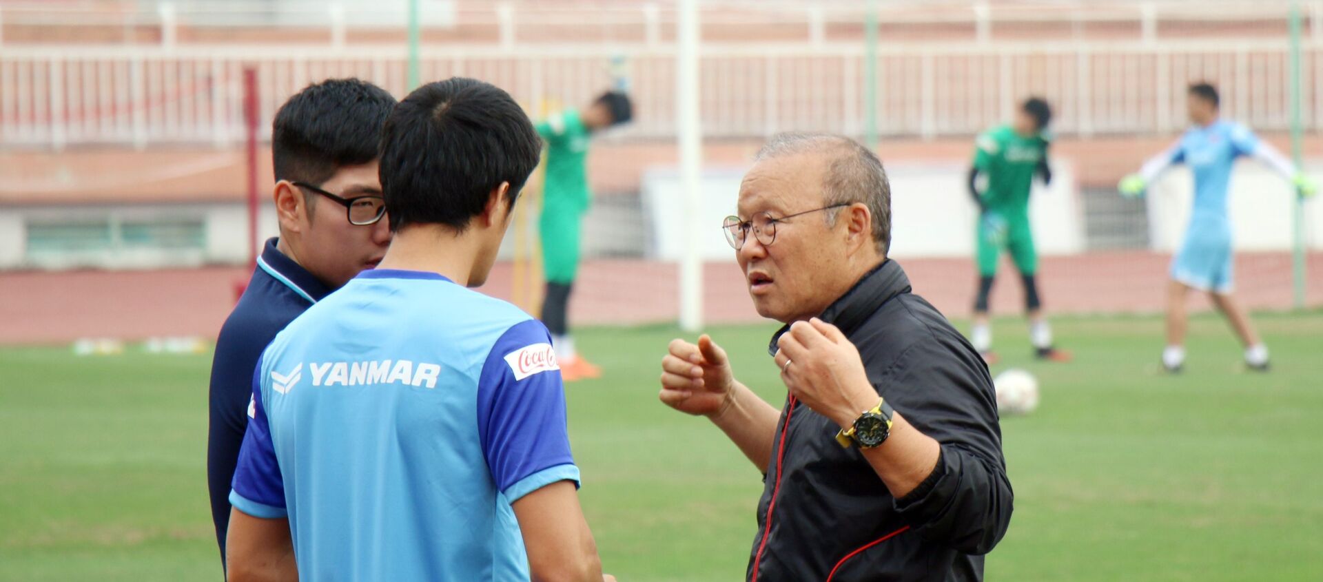 Huấn luyện viên Park Hang-seo trao đổi với các trợ lý tại buổi tập. - Sputnik Việt Nam, 1920, 27.12.2019